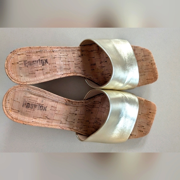 Gold wedge cork slides by EasyFox. Size 8 - Picture 4 of 4